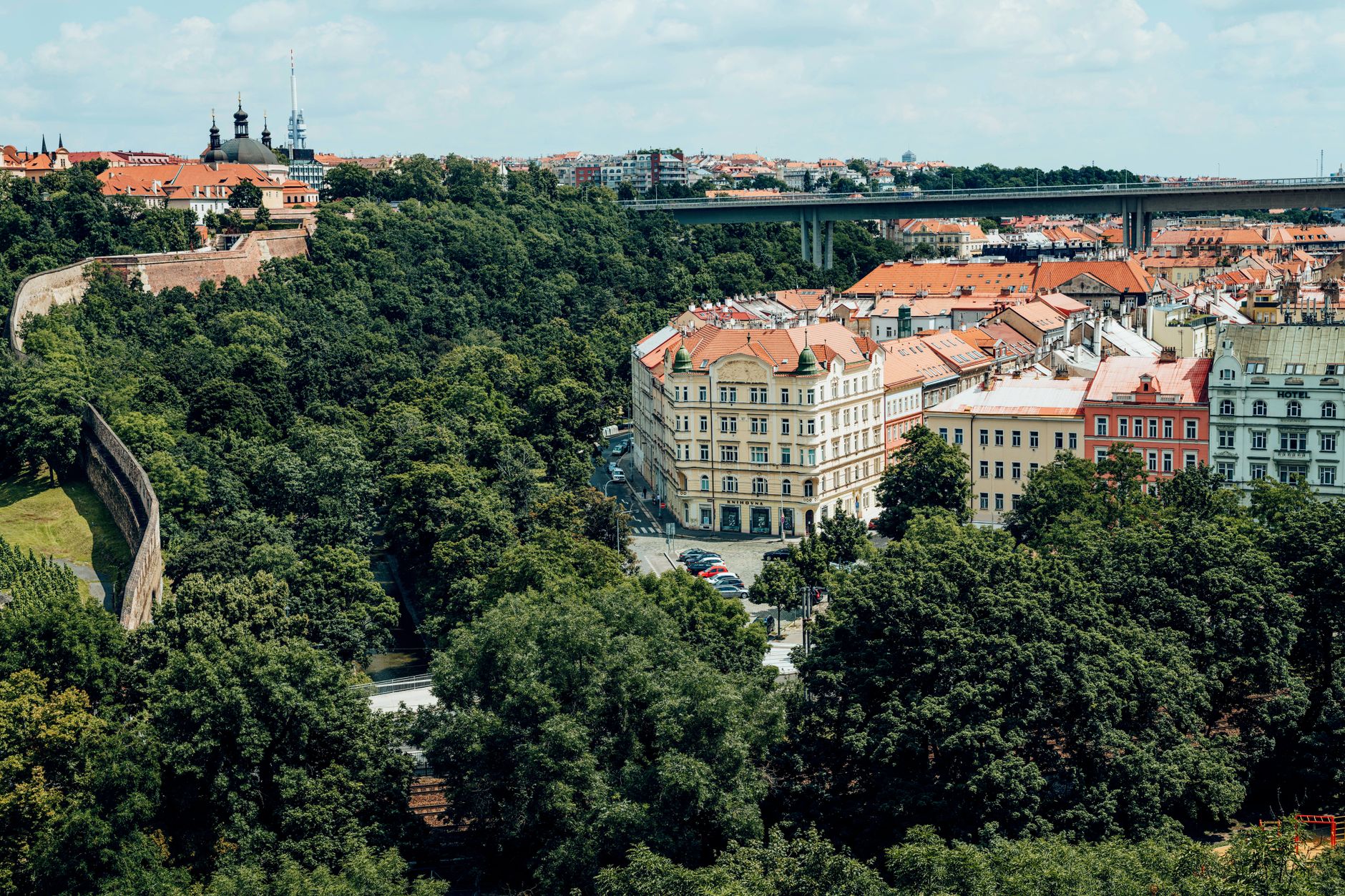 Prague non touristique - Quartiers chaleureux: visual 2