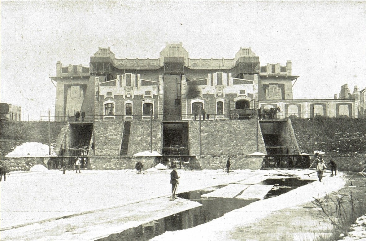 Archival 1913 view of Braník Iceworks and its riverside ice-handling operation.