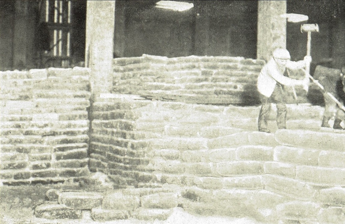 Archival workers building walls/blocks of natural ice at Braník in 1913.