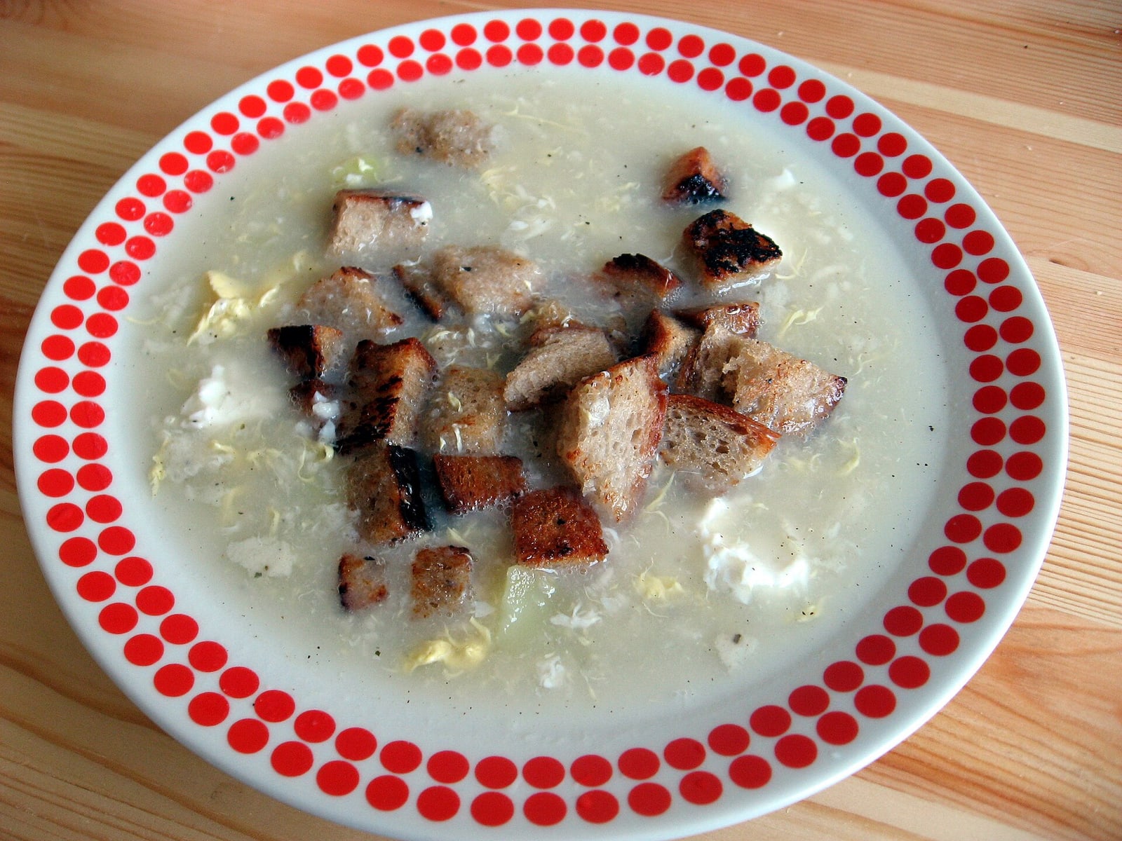 A bowl of homemade Czech garlic soup (Domácí česnečka), photographed by the uploader.
