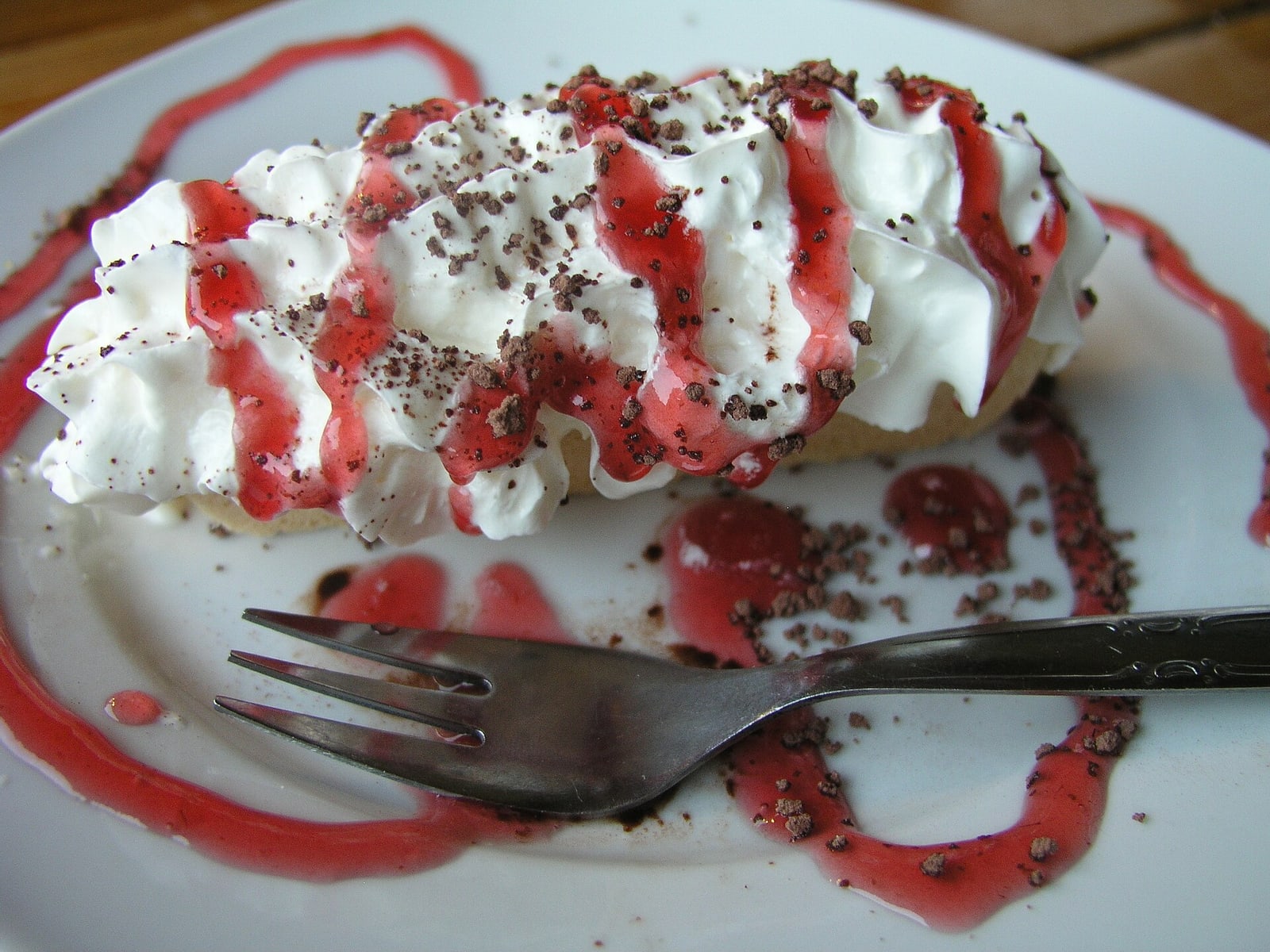 A second, materially different whipped-cream rakvička presentation.