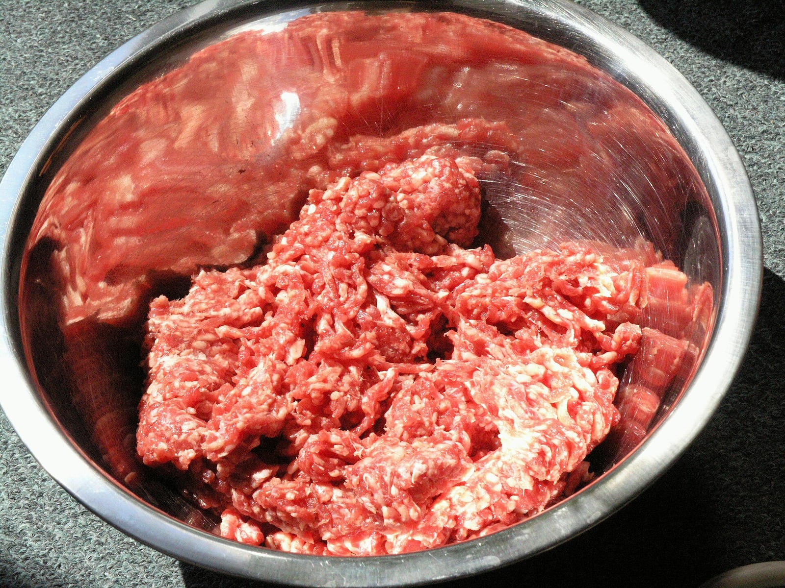 Raw/minced-meat preparation stage for Czech sekaná, materially different from the finished loaf.
