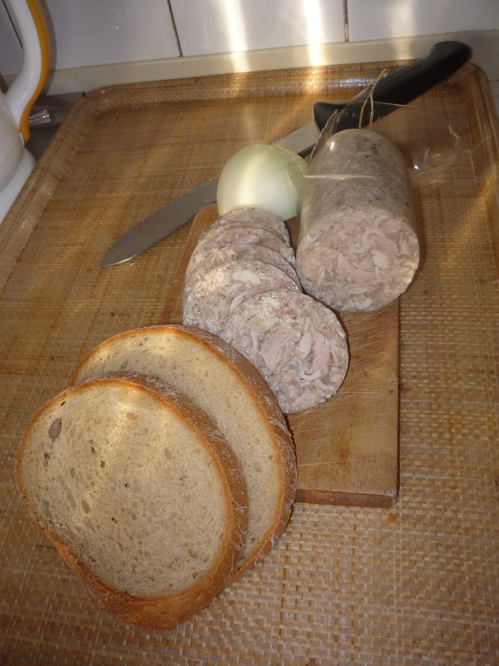Classic serving with onion, vinegar and pepper.