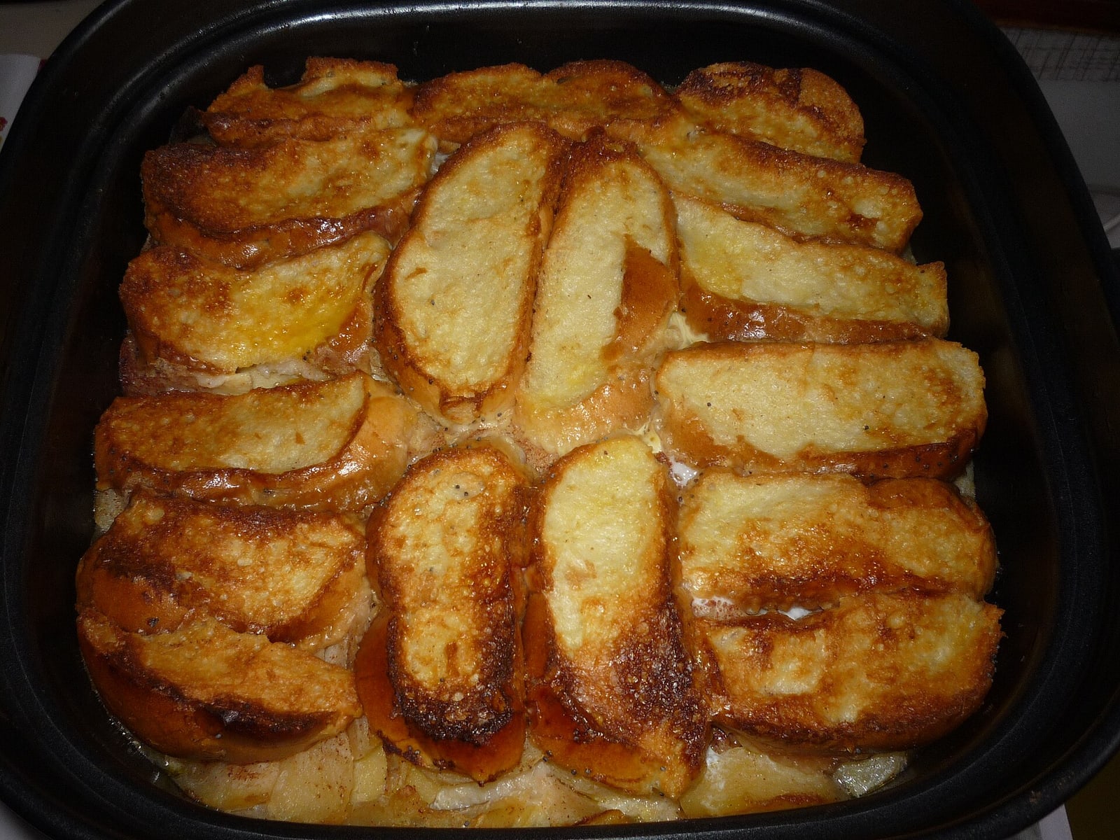 Finished Czech žemlovka with apples and honey.