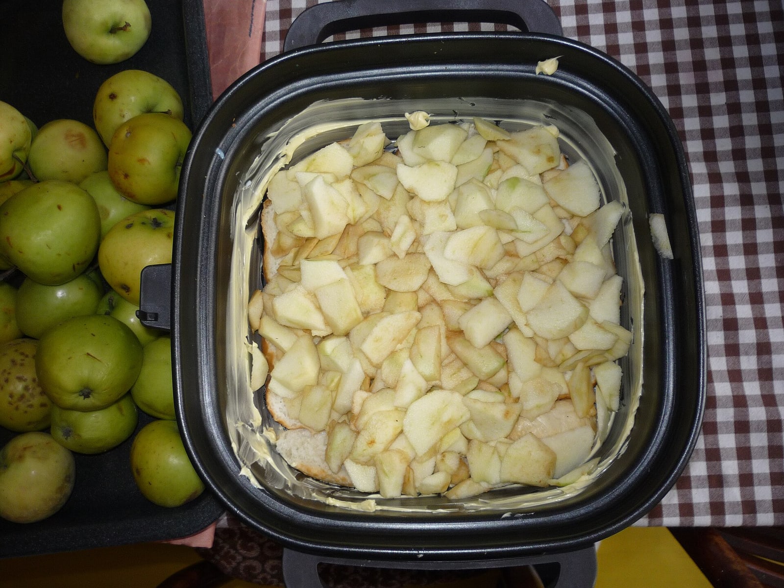 Step-by-step preparation showing bread/apple layering for žemlovka.