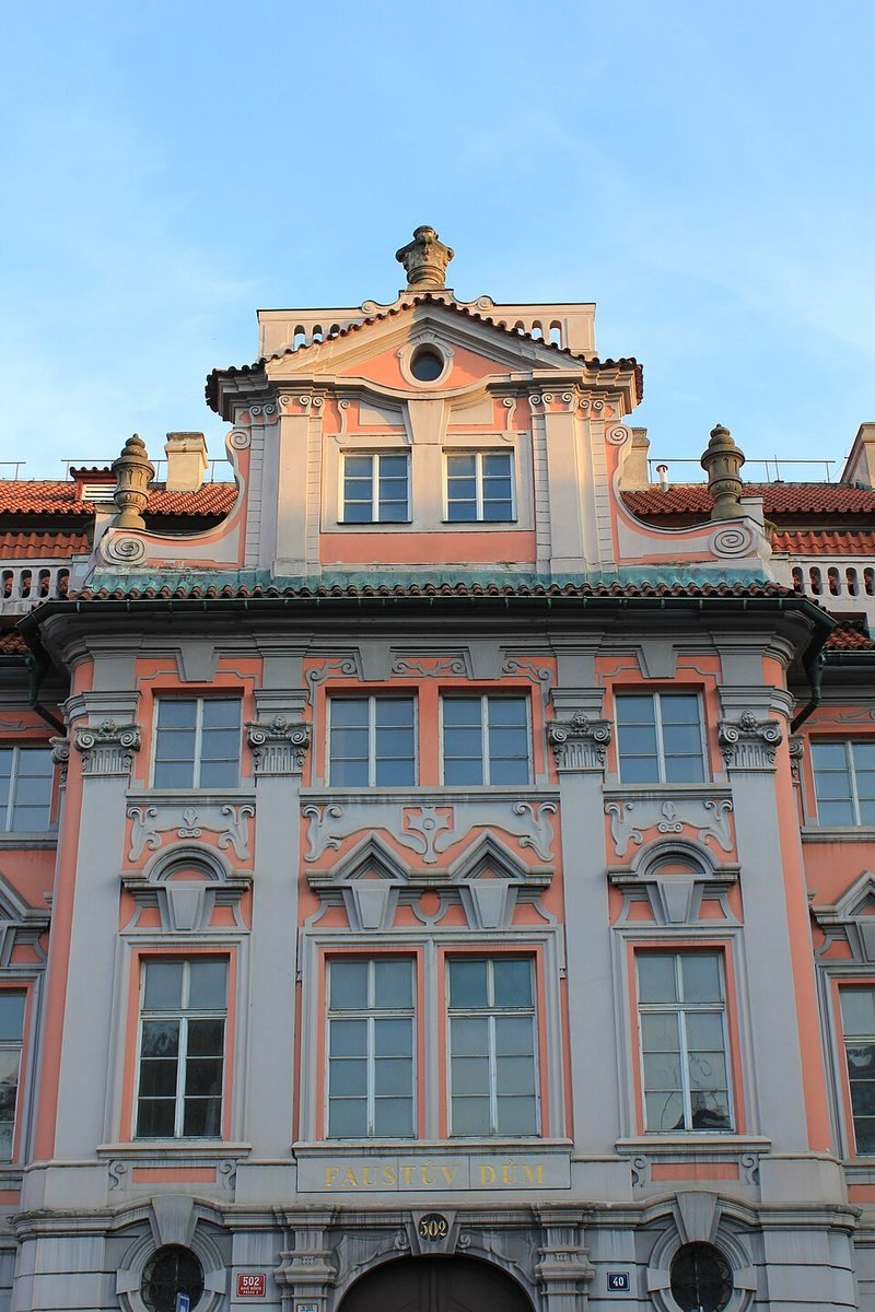 Full ornate pink-and-grey Baroque façade with the central house clearly dominant.