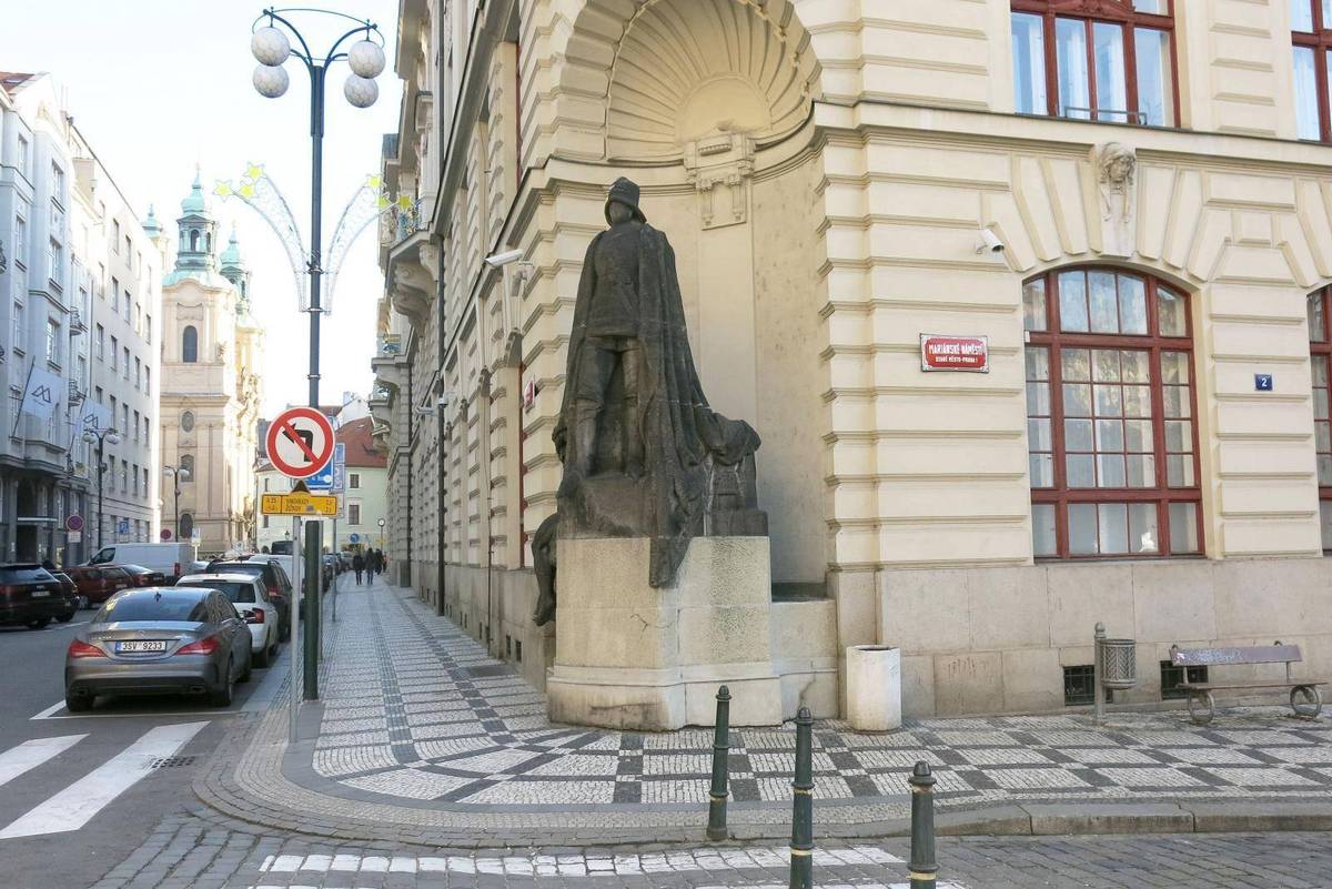 Platnéřská街给“铁人”传说提供了许多鬼故事没有的东西：一个可以看见的实体。Václav Cibula保存了一个男人因诅咒变成金属或石头的故事，而仍然存在的形象又提出第二个问题——是故事解释了这个形象，还是形象反过来重塑了故事？
