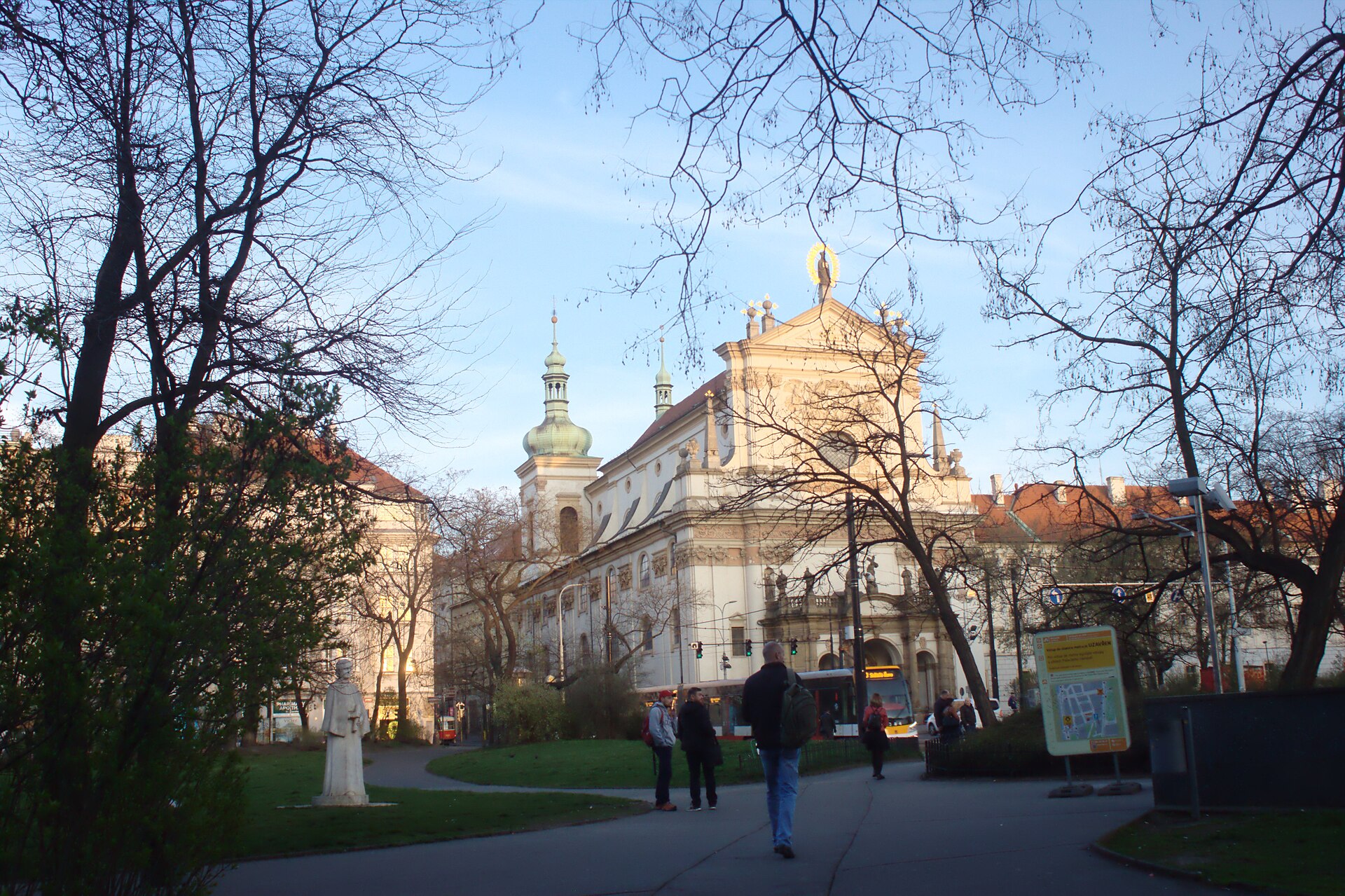The park and public space of Karlovo náměstí today.