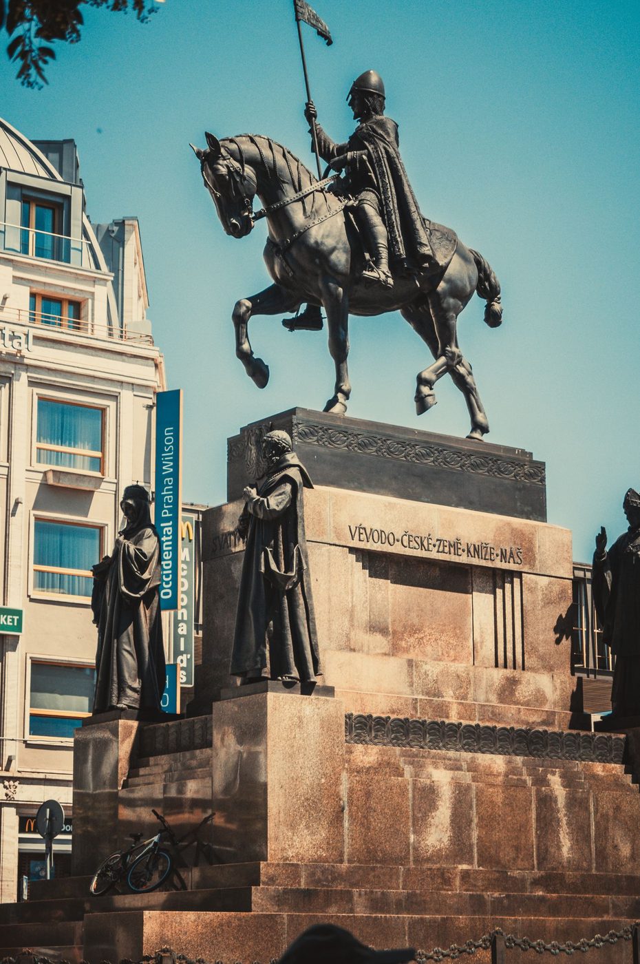 Exact equestrian monument is visibly isolated and readable.