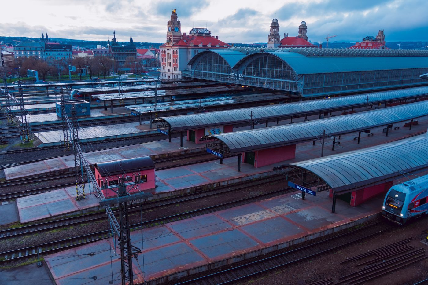 Exact Prague Main Station platforms and tracks are visibly shown.