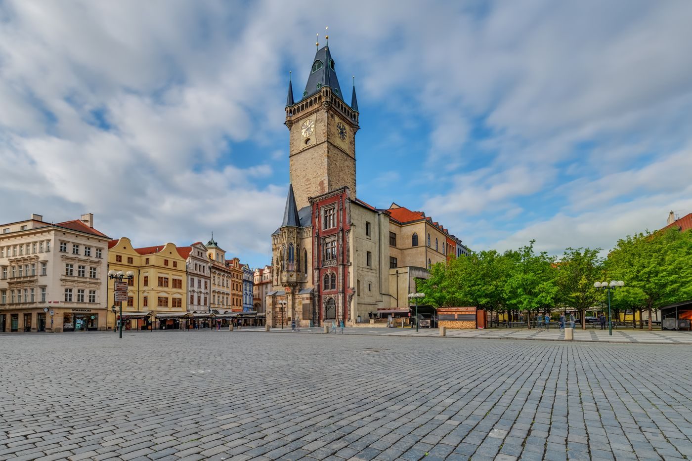Wide Old Town Square view visibly includes the hall tower and surrounding urban space.